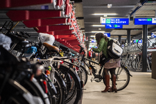 910761 Afbeelding van de fietsenstalling Knoop (voet van de Moreelsebrug aan de Jaarbeurskant) te Utrecht.